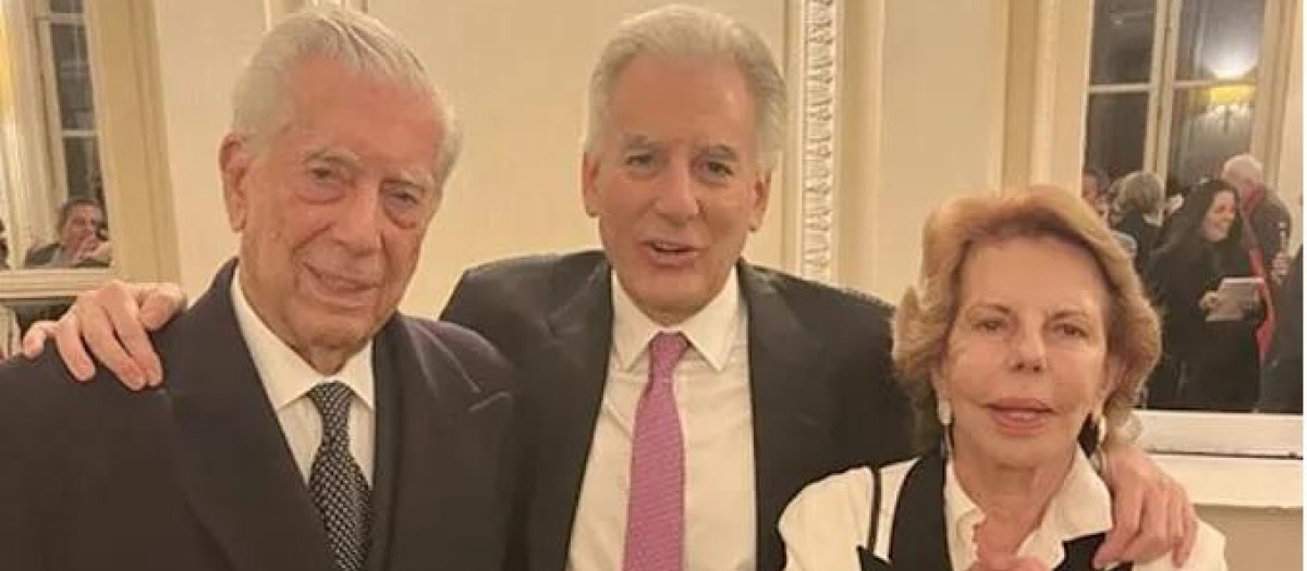 Mario Vargas Llosa, con su mujer Patricia y su hijo Álvaro
