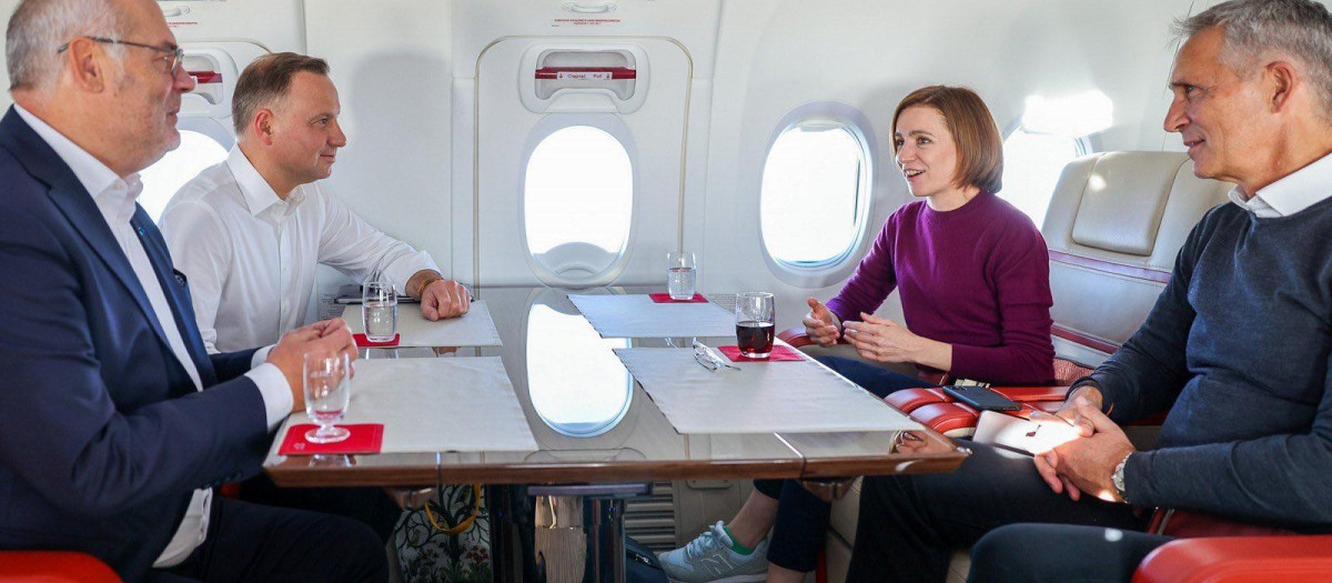 La presidenta de Moldavia Maia Sandu, junto al secretario general de la OTAN y los presidentes de Polonia y Estonia