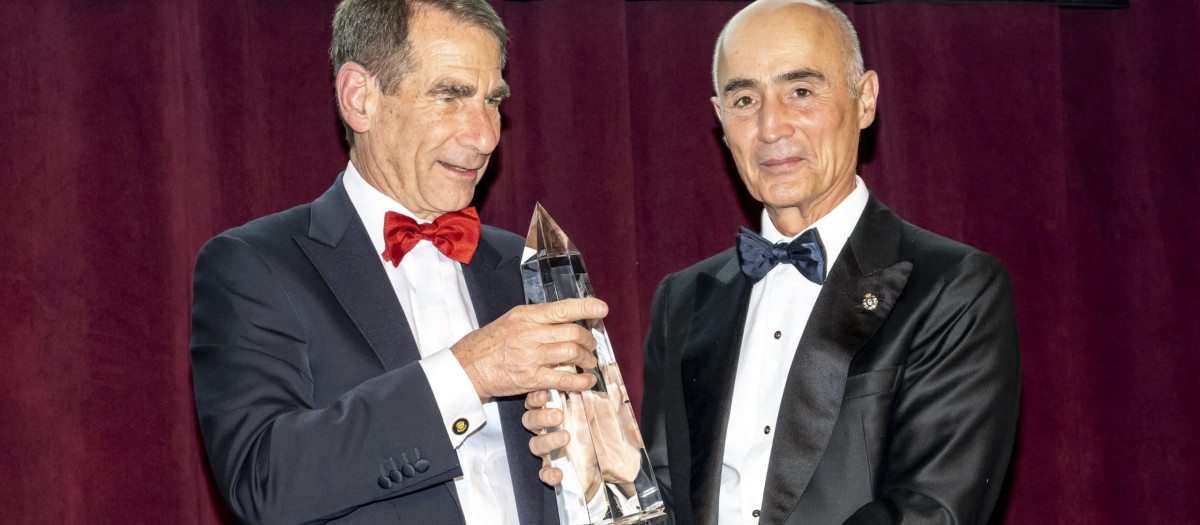 Rafael del Pino, a la derecha, recibiendo el premio de líder empresarial del año en Nueva York.
