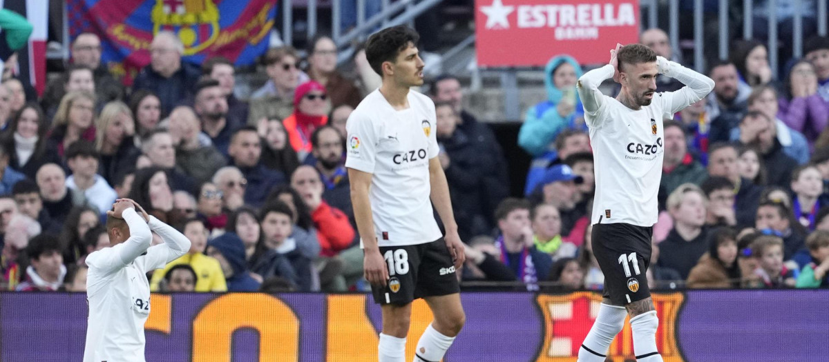 Los lamentos de jugadores del Valencia en el partido ante el Barcelona