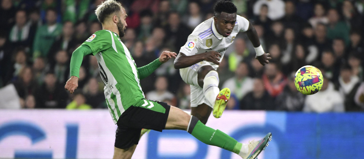 Vinicius supera a Pezzella en una acción del partido