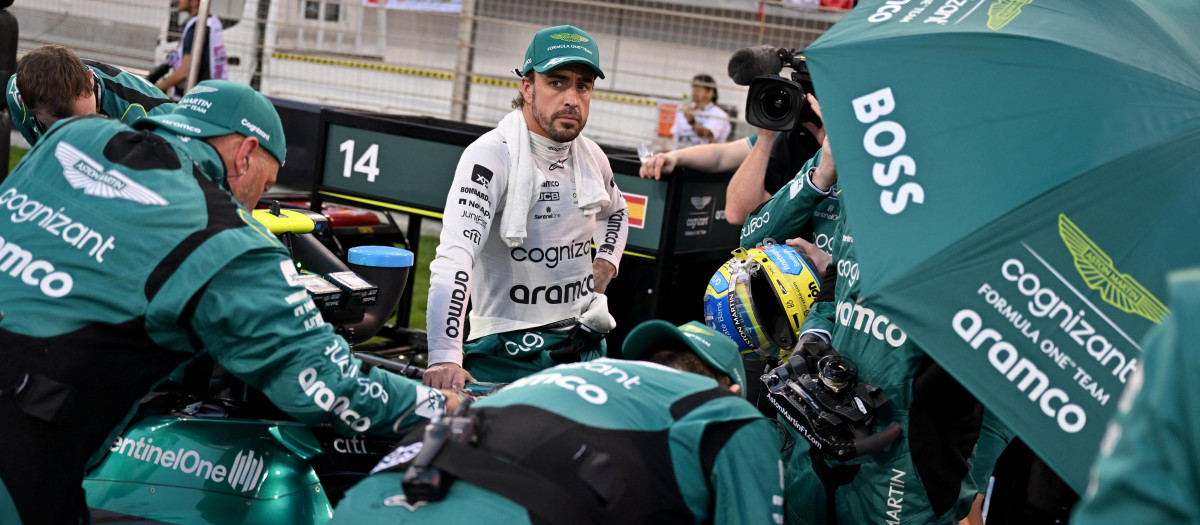 Fernando Alonso, rodeado de mecánicos de Aston Martin