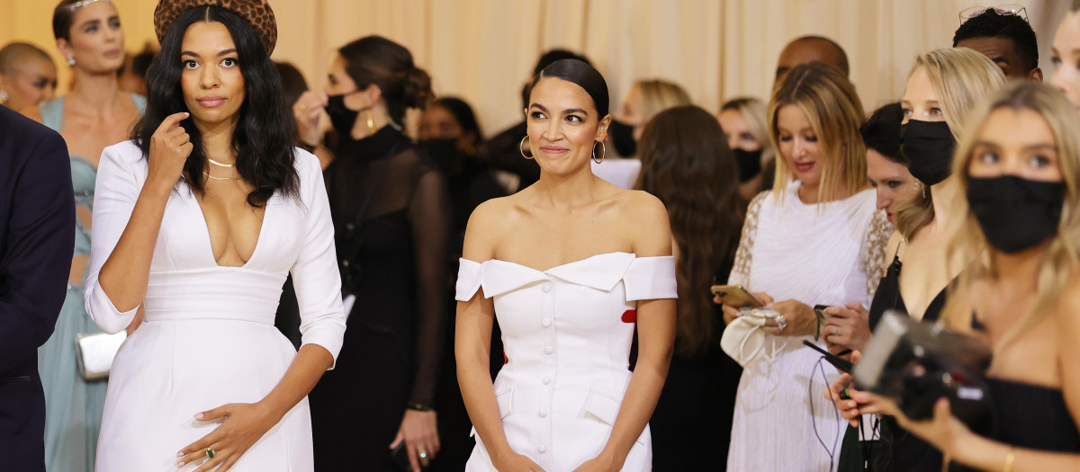 La congresista Alexandria Ocasio Cortez acude a la Gala MET 2021 junto a Aurora James, diseñadora del vestido "Tax the Rich"