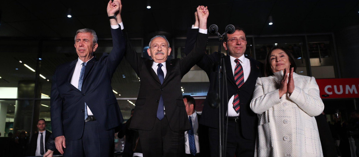 La alianza opositora a Erdogan seleccionó como candidato único a Kemal Kilicdaroglu (C)