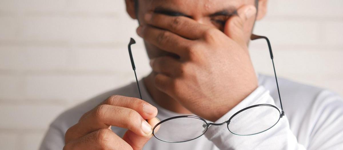 hombre frotandose los ojos