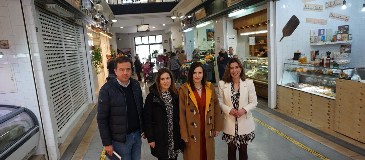 María Dolores Gálvez en el mercado de abastos de Lucena