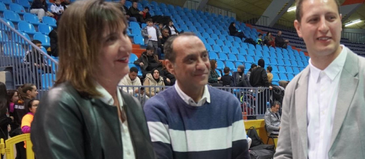El concejal socialista de Zaragoza Ignacio Magaña, en el centro, detenido por conducir sin puntos