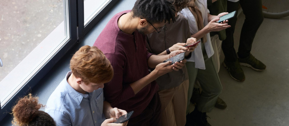 Un grupo de jóvenes con sus smartphones