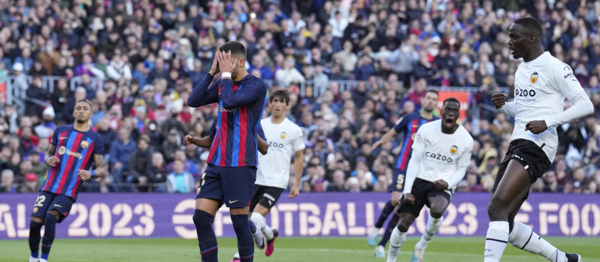 BARCELONA, 05/03/2023.- El delantero del Barcelona Ferrán Torres se lamenta tras fallar un penalti durante el partido de LaLiga entre Barcelona y Valencia, este domingo en el Camp Nou. EFE/ Alejandro Garcia