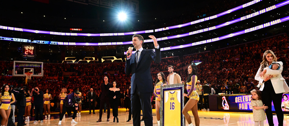 Pau Gasol toma la palabra durante el homenaje