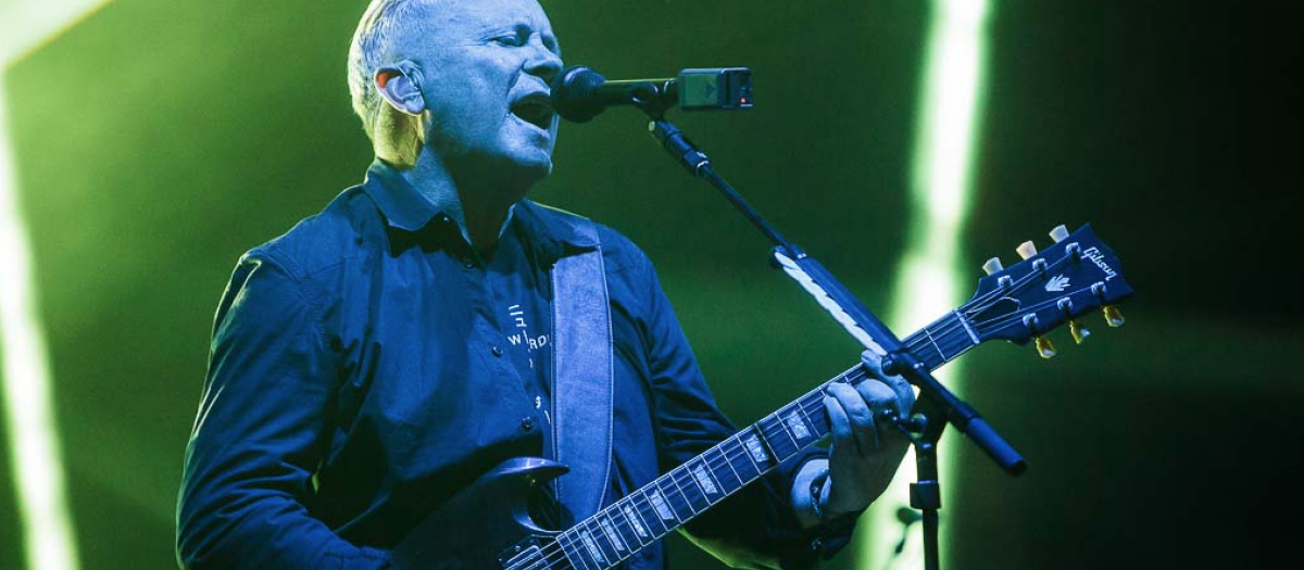 Bernard Sumner, líder de New Order, durante un concierto