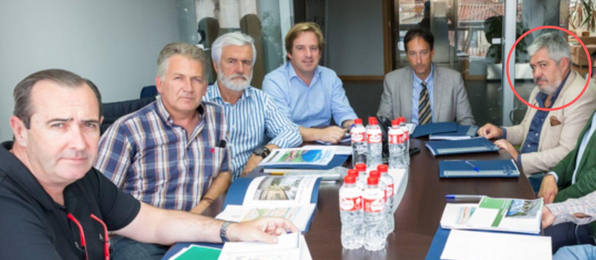 Sebastián Martín, a la derecha de la imagen con americana beige, en una reunión con Gochicoa