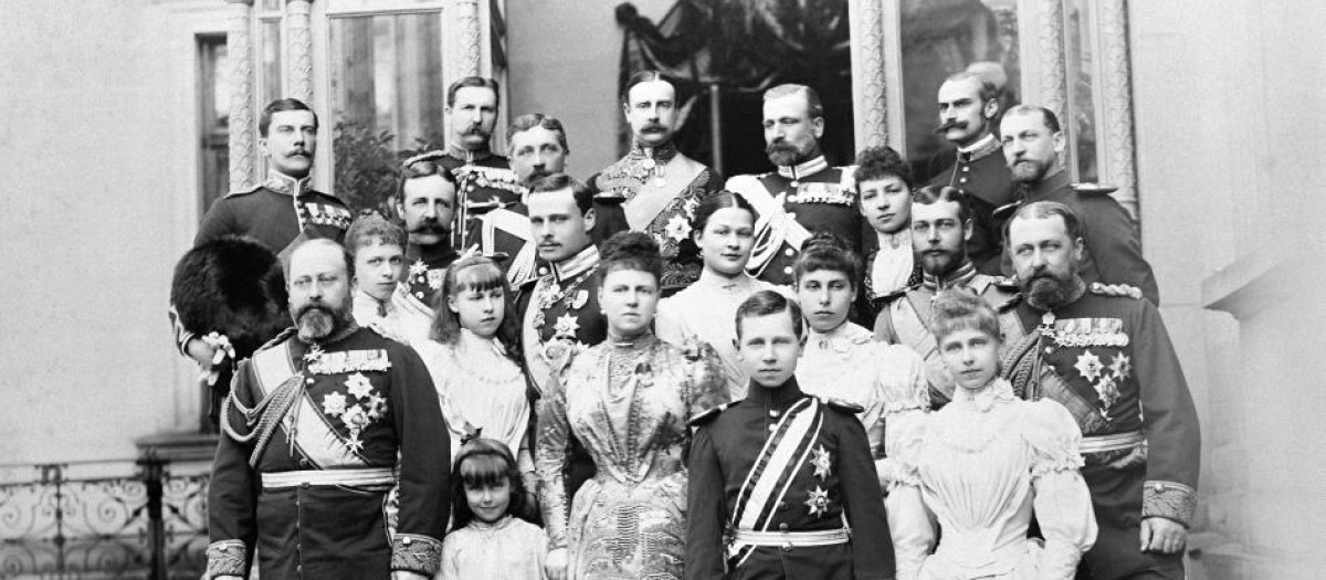 Fotografía de grupo de la familia del Príncipe Heredero Alfredo de Sajonia-Coburgo y Gotha celebrando su mayoría de edad, Coburgo, 1892.