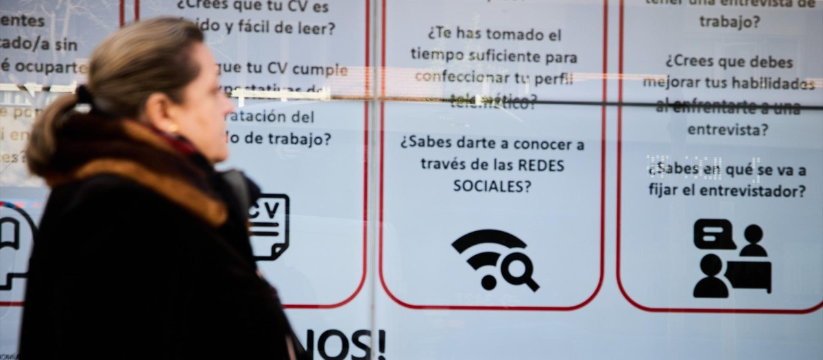 Una mujer pasa por una oficina del SEPE
