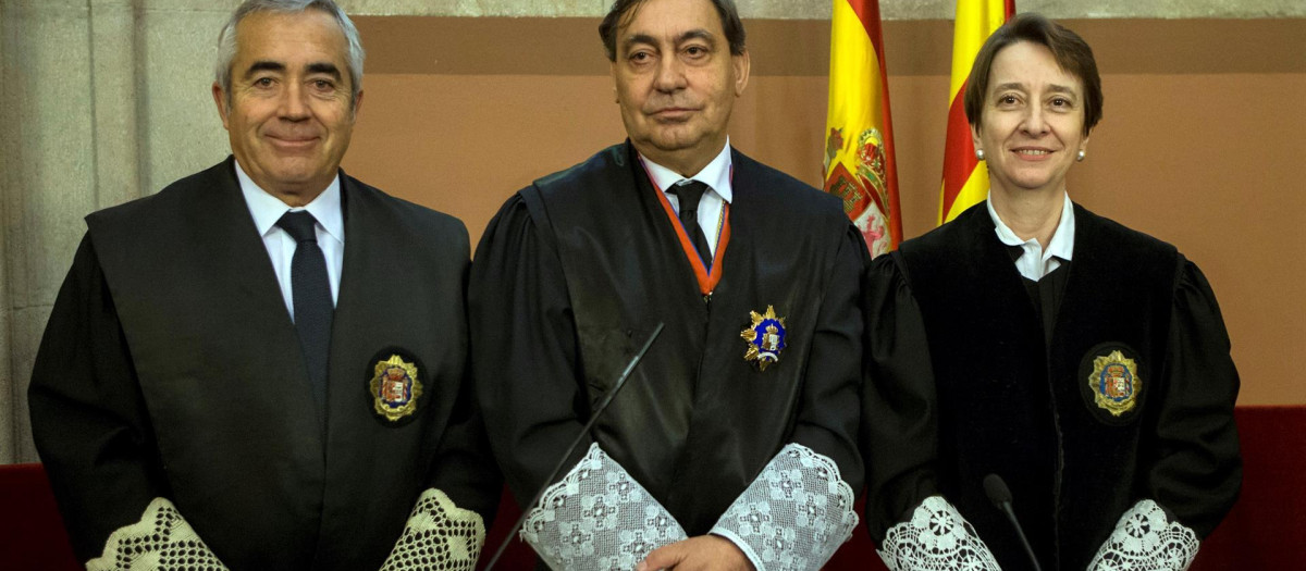 El Fiscal General del Estado, Julián Sánchez Melgar (c), junto al nuevo Fiscal Superior de Cataluña, Francisco Bañeres (i), y la nueva fiscal jefa provincial de Barcelona, Concepción Talón (d), tras la toma de posesión de ambos celebrada hoy en Barcelona