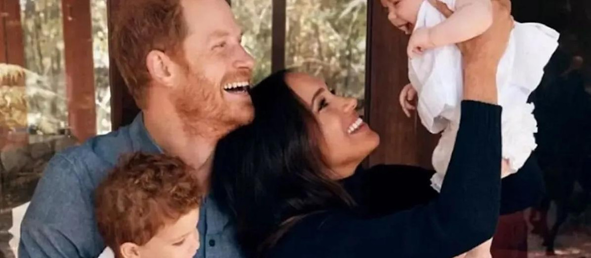 El Príncipe Harry y Meghan Markle, con sus hijos