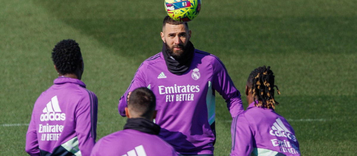 Karim Benzema, en primer plano, en un entrenamiento reciente del Real Madrid
