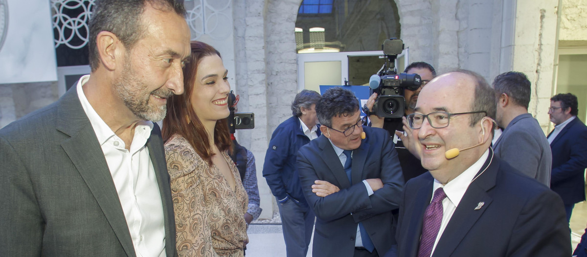 El ministro de Cultura y Deporte, Miquel Iceta, junto al alcalde de Elche, Carlos González (i), en el Foro MasEuropa, en Alicante