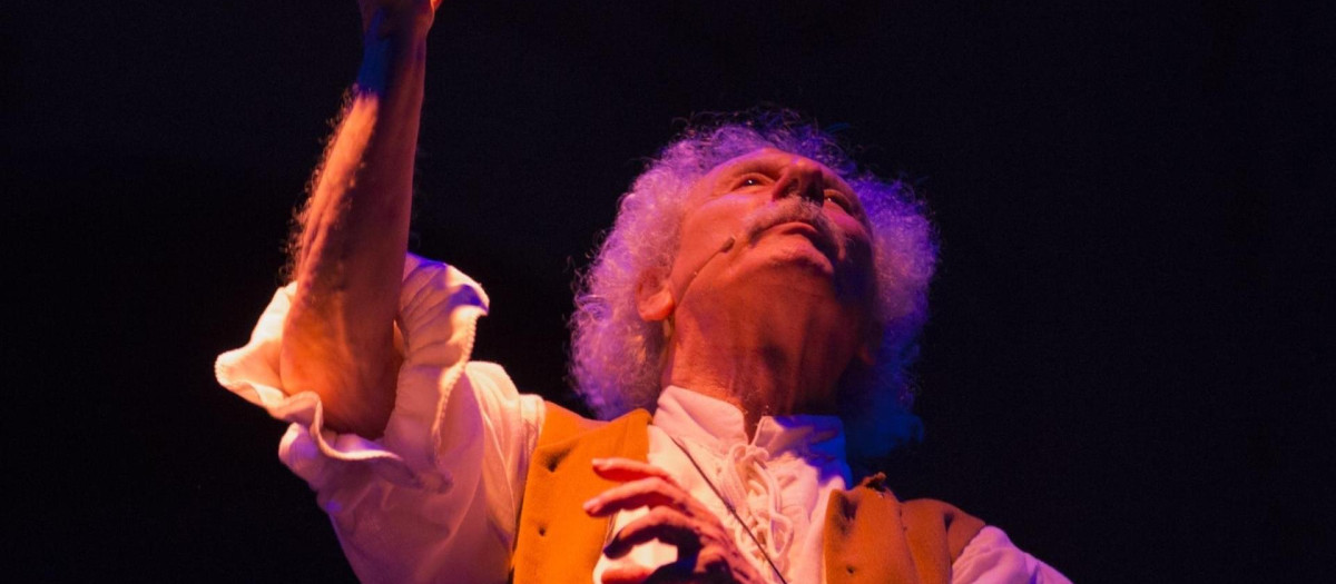 El Brujo representa 'El viaje del monstruo fiero' en el Teatro de la Comedia