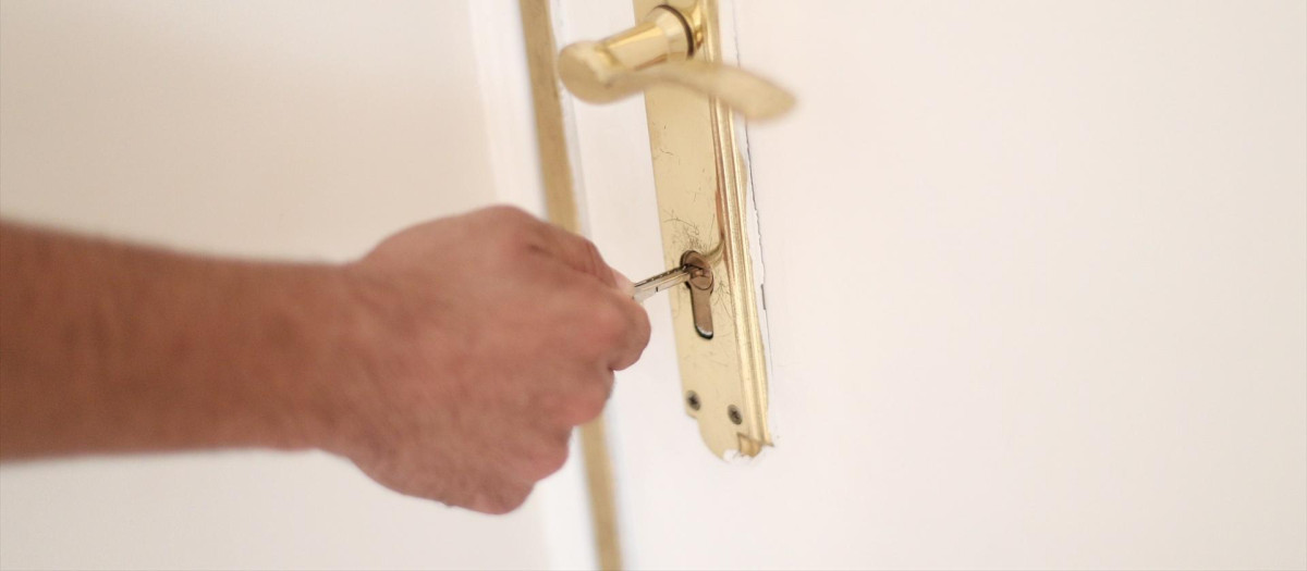 Un hombre introduce una llave en la cerradura de la puerta de una vivienda
Eduardo Parra / Europa Press
(Foto de ARCHIVO)
23/9/2019
