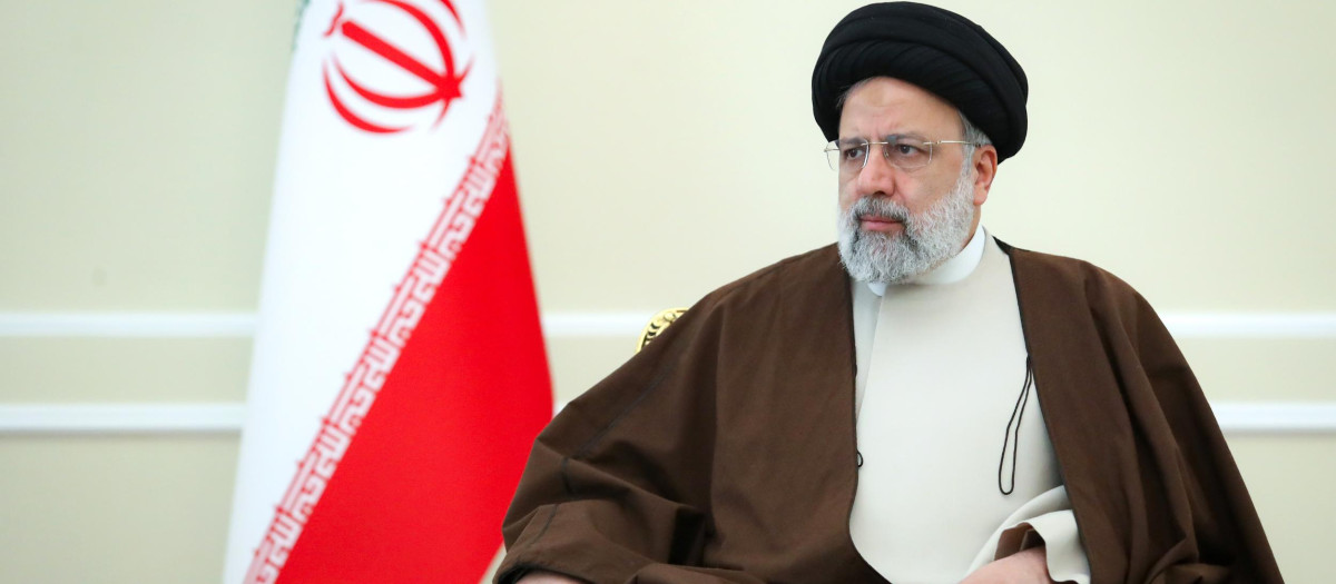 Una imagen proporcionada por la presidencia iraní muestra al presidente de Irán, Ebrahim Raisi