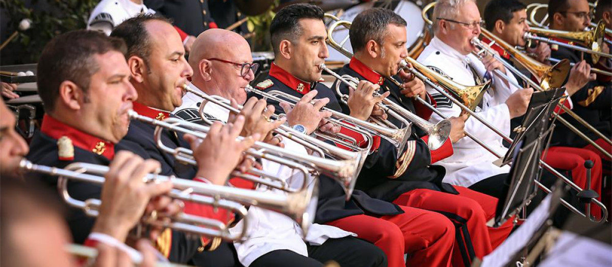 Unidad de Música del Regimiento de Infantería “Inmemorial del Rey” nº 1, junto a músicos ingleses