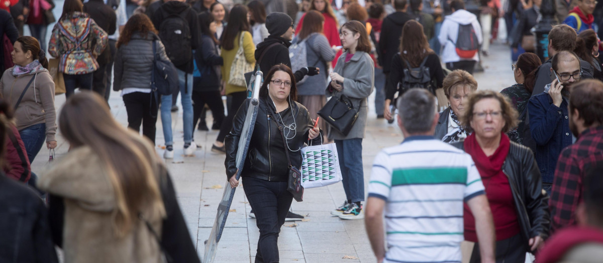 Gente paseando y de compras por la calle Portal del Ángel de Barcelona