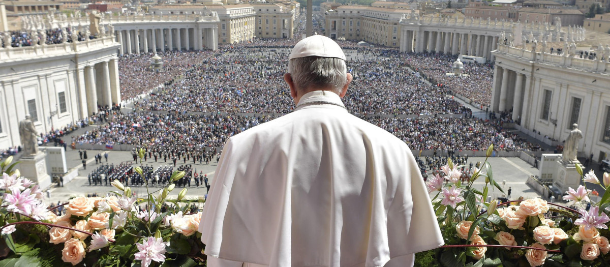 El Papa Francisco, sobre la Plaza de San Pedro el 16 de abril de 2017