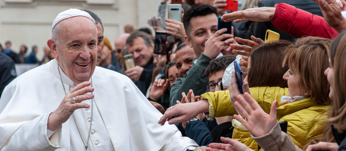 7. «El Papa 'enjaulado' en la Biblioteca» «Es un poco extraña esta oración del Ángelus de hoy, con el Papa 'enjaulado' en la Biblioteca, pero yo los veo, y les estoy cercano» (Vaticano, 8 de marzo de 2020) Era el día del primer Ángelus del Papa Francisco recitado en vivo y en video, desde la Biblioteca del Palacio Apostólico, poco antes del inicio del confinamiento impuesto por la pandemia del Covid-19. Esta frase la pronunció al inicio de la conexión. Luego, al final, el fuera de programa: el Papa salió a ver por la ventana del Palacio Apostólico para bendecir la Plaza de San Pedro. Aún no se sabía, pero esa Plaza, en el curso de los meses, se volvería vacía y silenciosa. 8. «El extremismo, traición a la religión» «Desde este lugar que es fuente de fe, desde la tierra de nuestro padre Abrahán, afirmamos que Dios es misericordioso y que la ofensa más blasfema es profanar su nombre odiando al hermano. Hostilidad, extremismo y violencia no nacen de un espíritu religioso; son traiciones a la religión. Y nosotros creyentes no podemos callar cuando el terrorismo abusa de la religión» (Llanura de Ur en Iraq, 6 de marzo de 2021) Al dirigirse a los líderes interreligiosos iraquíes, Francisco condenó la violencia que ha flagelado ese país en los últimos años y pidió amistad y cooperación entre los representantes religiosos. «Nos corresponde a nosotros resolver con claridad los malentendidos. No permitamos que la luz del Cielo se ofusque con las nubes del odio», afirmó. 9.«No seáis esclavos del móvil» «Hoy necesitamos jóvenes verdaderamente ‘transgresores’, no conformistas que sean esclavos del móvil, sino que cambien el mundo como María, llevando a Jesús a los demás, cuidando de los otros» (20 de noviembre de 2022). Durante su visita a la ciudad italiana de Asti, el Papa Francisco lanzó su encarecido mensaje a los jóvenes: «Levantarse y ponerse en marcha: no quedarse quieto y pensar en uno mismo, desperdiciando la vida persiguiendo la comodidad o la última moda, sino apuntar hacia arriba, ponerse en marcha, salir de los miedos para tender la mano a los necesitados». 10. Benedicto XVI, «es un hombre de Dios» «Queremos decir juntos: ‘Padre, en tus manos encomendamos su espíritu’. Benedicto, fiel amigo del Esposo, que tu gozo sea perfecto al oír definitivamente y para siempre su voz» (Vaticano, 5 de enero de 2023). Con estas palabras el Papa Francisco puso su broche de oro a la homilía en el funeral de Joseph Ratzinger. Cuatro días antes, concluía el año con estas palabras dirigidas a su predecesor: «Con emoción recordamos su persona tan noble, tan amable. Y sentimos tanta gratitud en el corazón: gratitud a Dios por haberlo dado a la Iglesia y al mundo; gratitud a él, por todo el bien que ha realizado, y sobre todo por su testimonio de fe y de oración, especialmente en estos últimos años de su vida retirada. Sólo Dios conoce el valor y la fuerza de su intercesión, de sus sacrificios ofrecidos por el bien de la Iglesia».