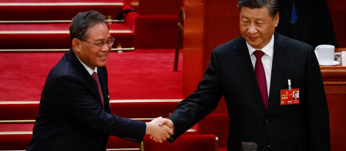 Xi Jinping junto a Li Qiang
