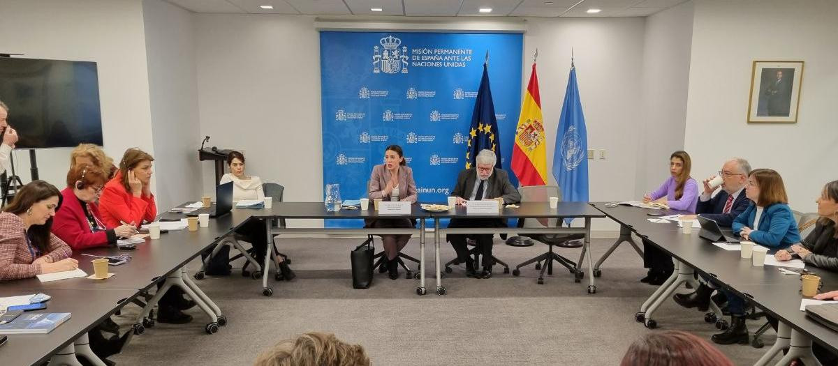 Isa Serra, a la izquierda, en una reunión con eurodiputados en Nueva York