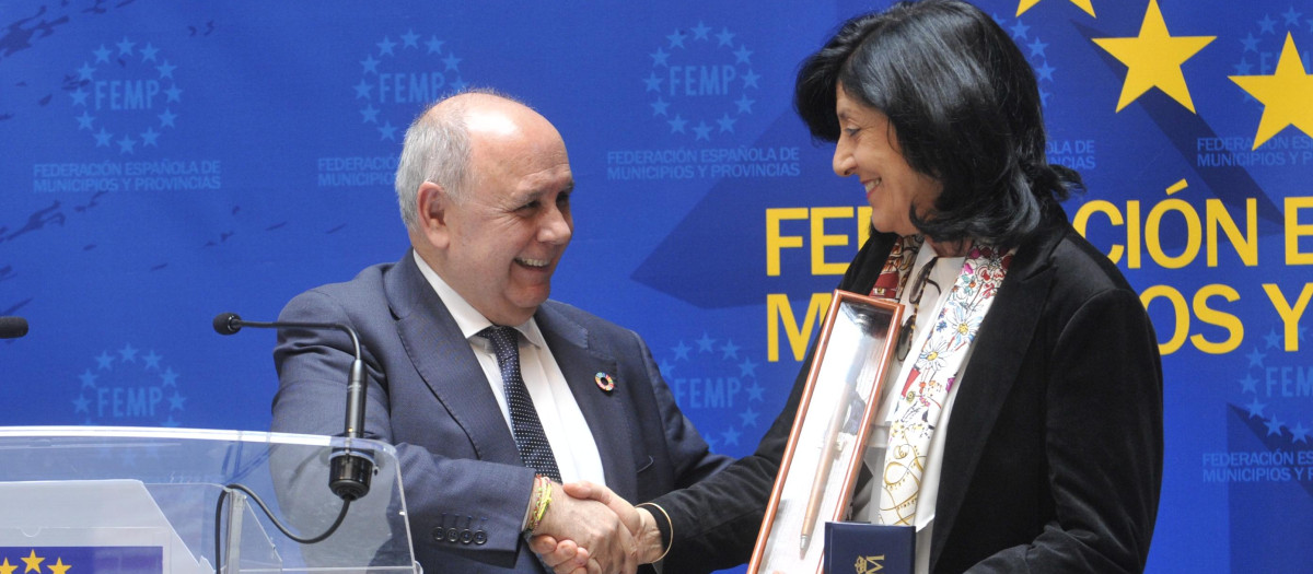 Esperanza Casteleiro durante la entrega del galardón de la FEMP