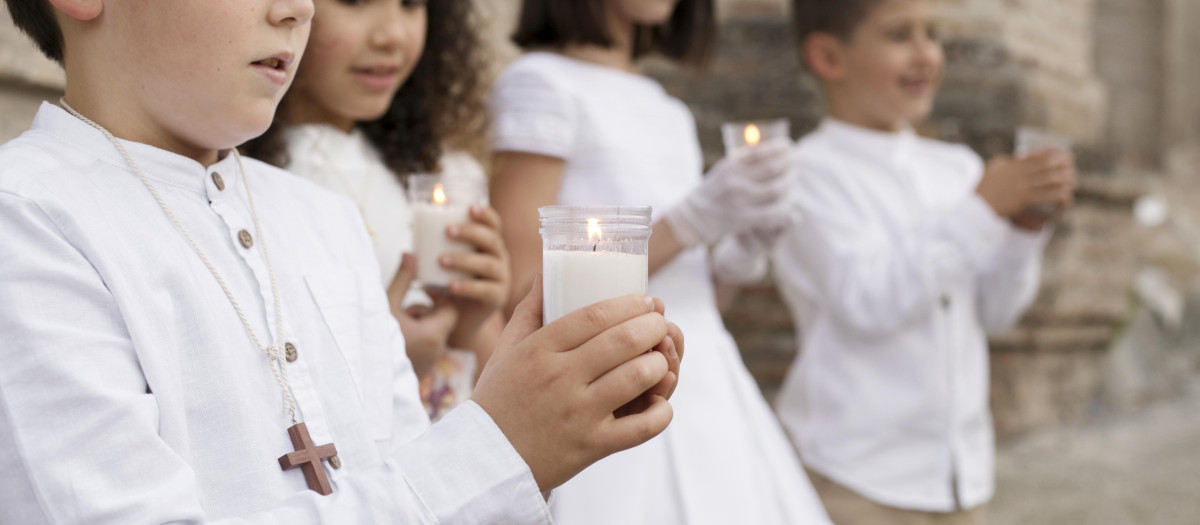 Niños recibiendo su Primera Comunión.