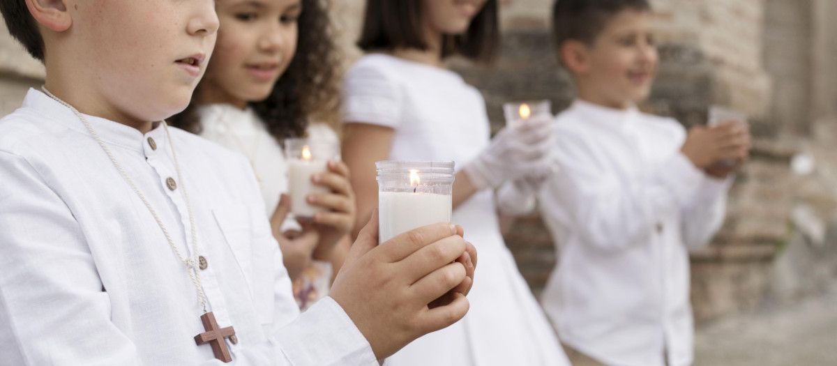 Niños recibiendo su Primera Comunión.