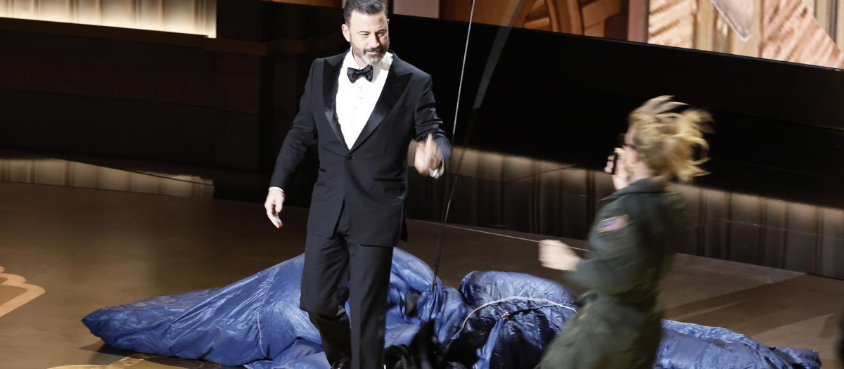 Jimmy Kimmel, tras su entrada en paracaídas, en la gala de los Premios Oscar 2023