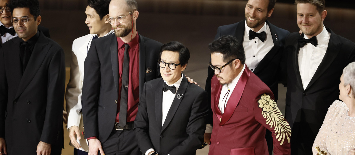 El equipo de Todo a la vez en todas partes celebrando uno de los galardones