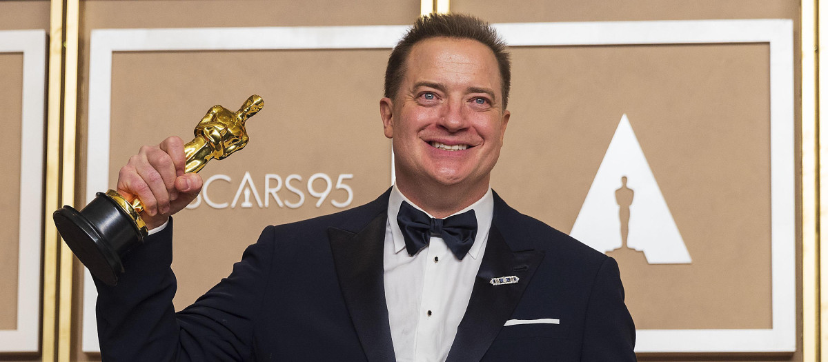 Brendan Fraser posa con su Oscar al mejor actor por La ballena