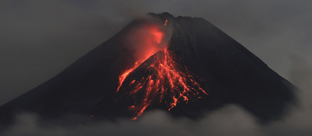 Lava sale del monte Merapi, el volcán más activo de Indonesia