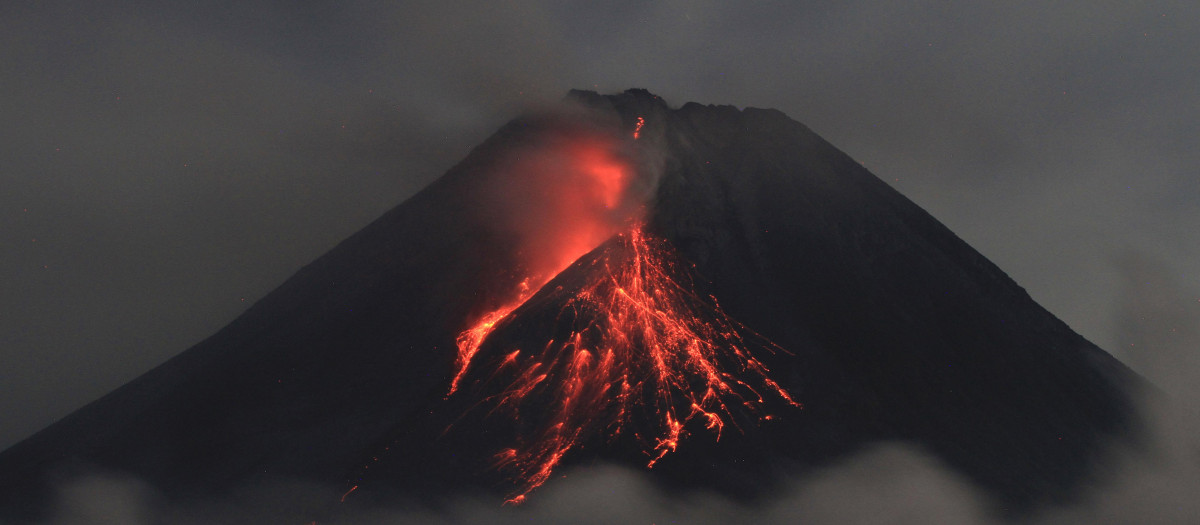 Lava sale del monte Merapi, el volcán más activo de Indonesia