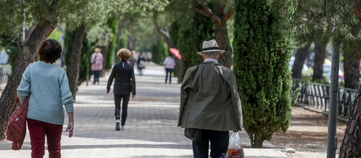 Una anciano en un parque en Madrid (España).