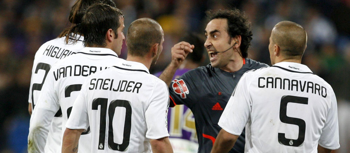 El árbitro Iturralde González, en un partido del Real Madrid en el año 2008
