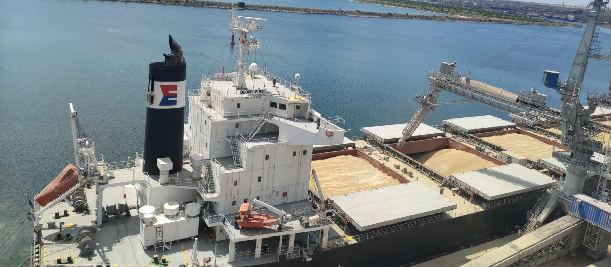 un barco de cereales durante el proceso de carga en la terminal de la operadora Comvex del puerto de Constanza en Rumanía