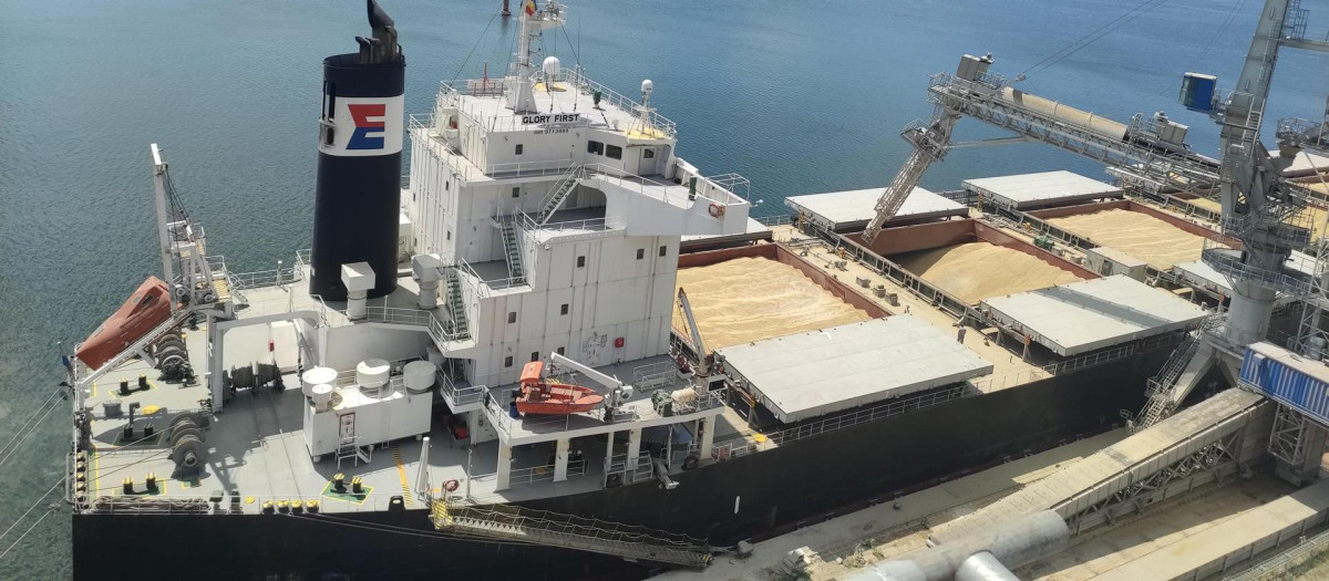 un barco de cereales durante el proceso de carga en la terminal de la operadora Comvex del puerto de Constanza en Rumanía