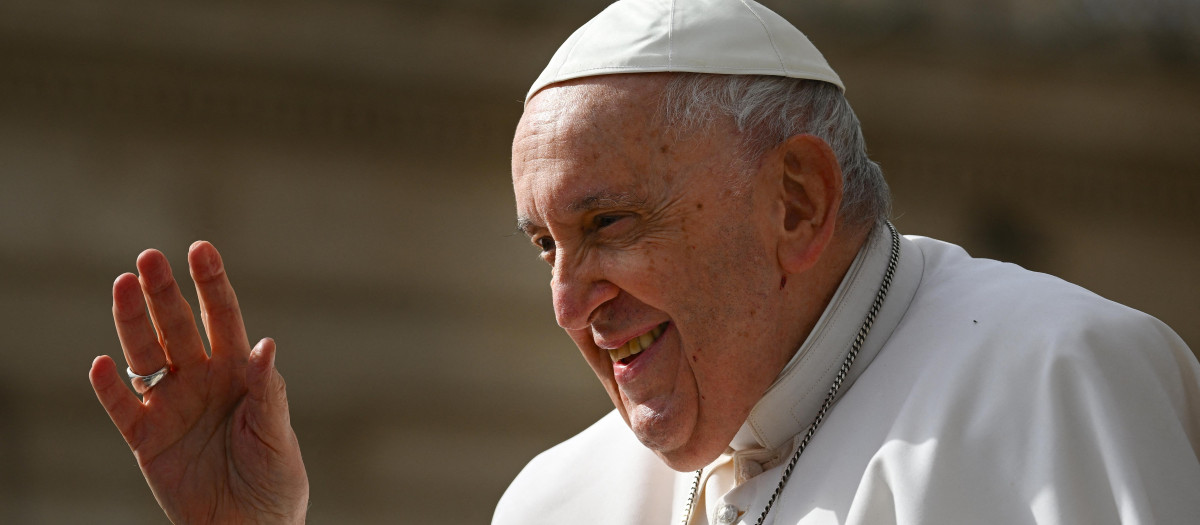 Pope Francis waves as he leaves at the end of the weekly general audience on March 8, 2023 at St. Peter's square in The Vatican. (Photo by Vincenzo PINTO / AFP)