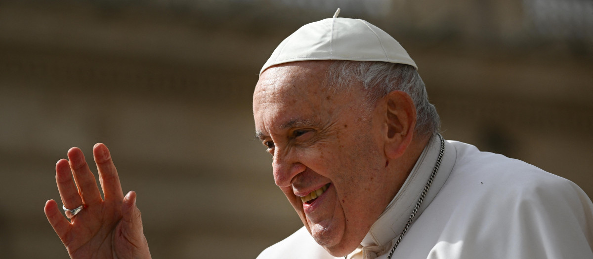 Pope Francis waves as he leaves at the end of the weekly general audience on March 8, 2023 at St. Peter's square in The Vatican. (Photo by Vincenzo PINTO / AFP)