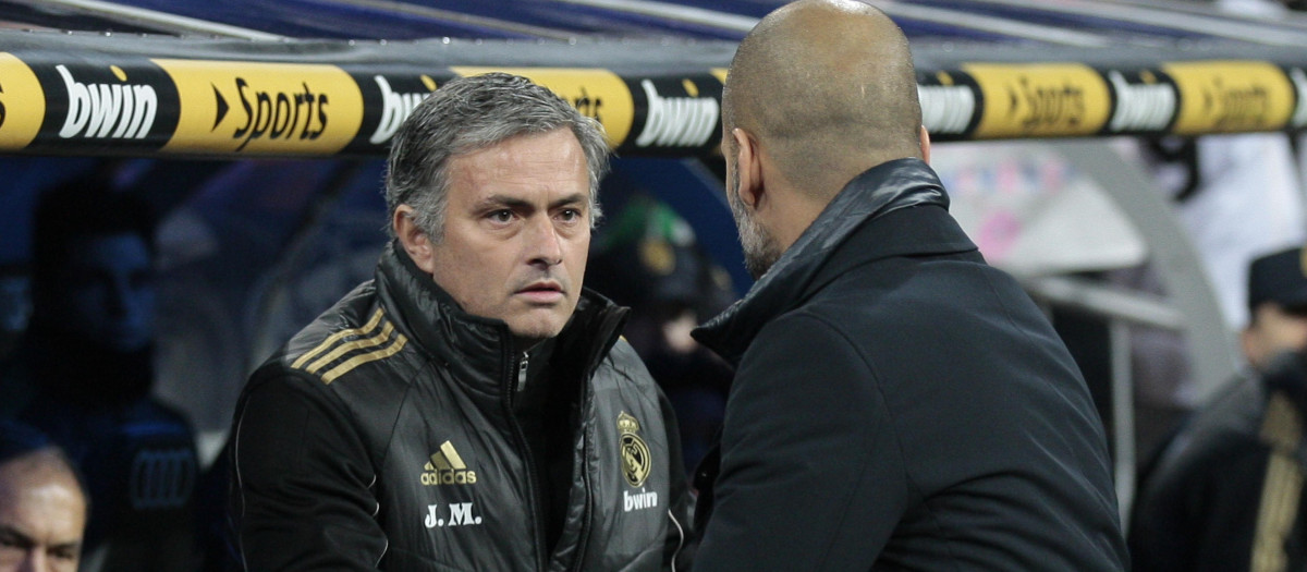 José Mourinho saluda a Guardiola en un Real Madrid-Barcelona del año 2012