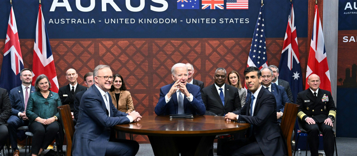 Joe Biden presidente de EE.UU. junto a los primeros ministros de Reino Unido, Rishi Sunak y el de Australia Anthony Albanese (Iz)