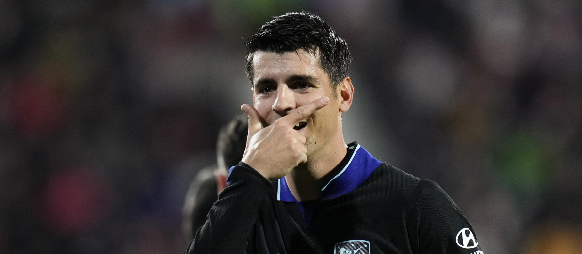 El jugador del Atlético de Madrid, Álvaro Morata, celebra su gol durante el encuentro correspondiente a la jornada 25 de primera división que disputan hoy lunes frente al Girona en el estadio municipal de Montilivi, en la capital gerundense. EFE/Siu Wu.