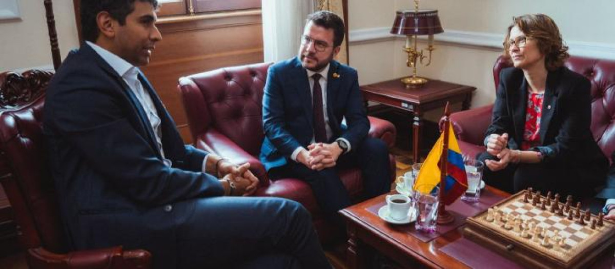 El presidente Aragonés y la consejera Serret con el presidente de la Cámara de Representantes de Colombia en el Capitolio Nacional
