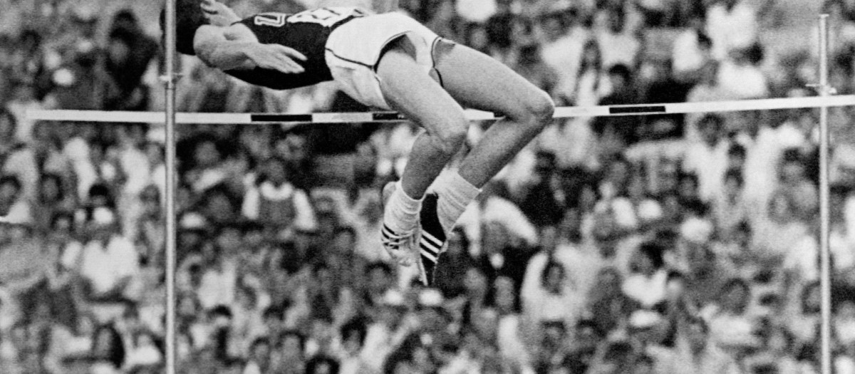 El atleta Dick Fosbury durante el salto con el que logró el oro en los JJOO de México 1968